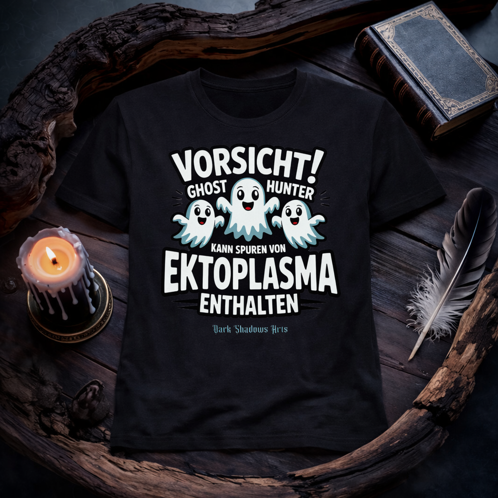 Schwarzes Dark Shadows Arts Premium T-Shirt mit dem Motiv „Vorsicht! Ghost Hunter kann Spuren von Ektoplasma enthalten“ und drei niedlichen Geistern im Halloween-Design.