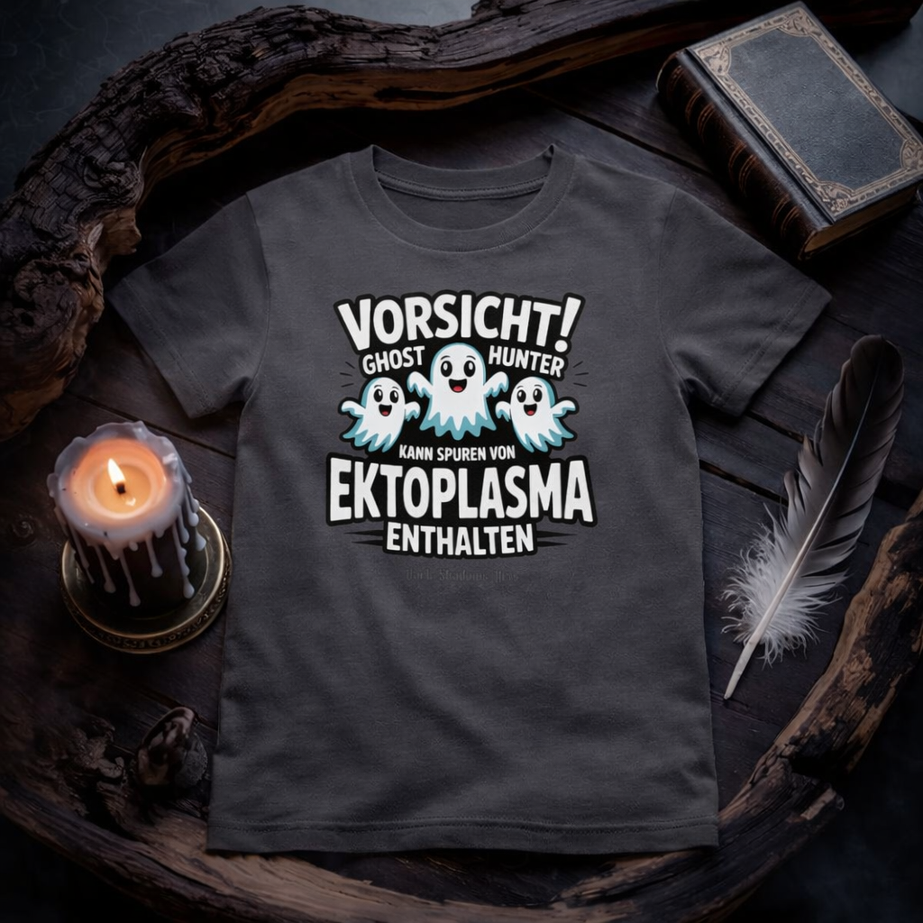 Vorsicht Ghost Hunter Kids Premium Organic Shirt von Dark Shadows Arts im mystischen Flatlay Mockup mit Kerzenlicht und alten Büchern – Kinder T-Shirt mit Geister Motiv