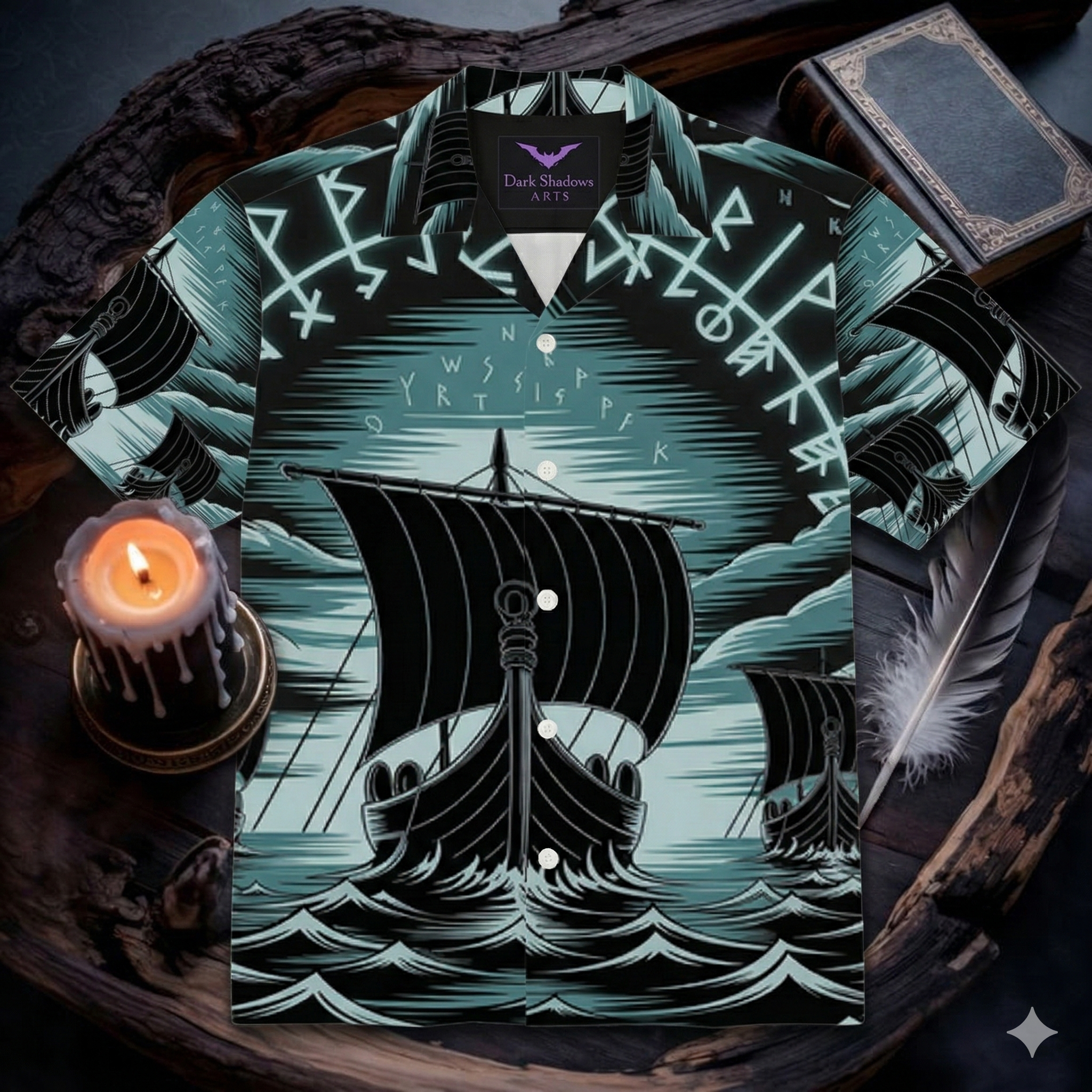 Ein kurzärmeliges Hawaiihemd mit einem detaillierten Muster aus Wikinger-Langschiffen, Runenkreisen und Wellen, flach liegend auf einem dunklen Holzhintergrund. Rechts daneben liegen ein altes Buch und eine Feder, links steht eine brennende Kerze. Am Kragen ist das lila Fledermaus-Logo von 'Dark Shadows Arts' zu sehen